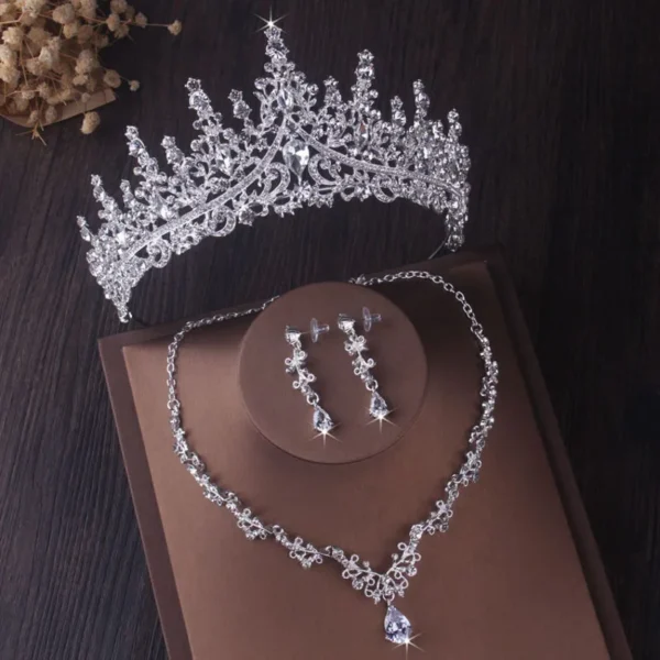 Conjunto cristal  tiaras , corona, collar, pendientes.